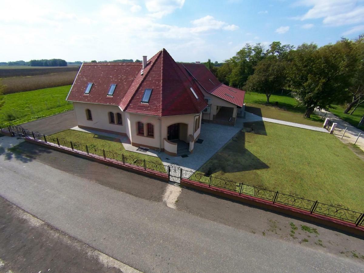 Tiszakécske Tiszavilag Pihenohaz酒店 外观 照片